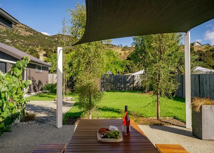 Relax On Snowberry - *